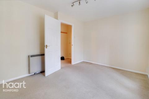 27 Frazer Close, Romford, RM1 2DF