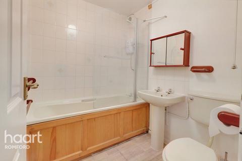 27 Frazer Close, Romford, RM1 2DF