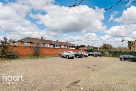 27 Frazer Close, Romford, RM1 2DF
