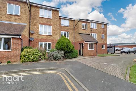 27 Frazer Close, Romford, RM1 2DF