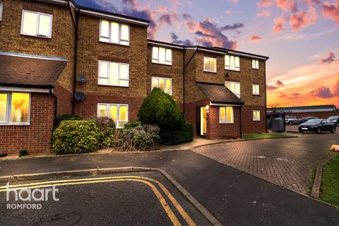 27 Frazer Close, Romford, RM1 2DF