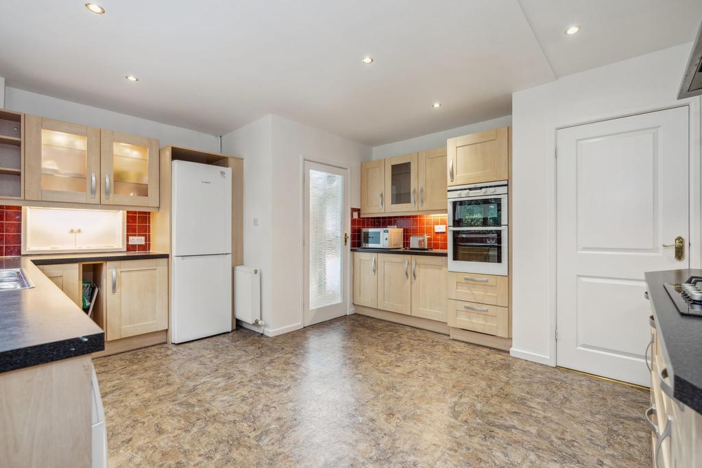 Seeleys Road, Beaconsfield, HP9 3 bed detached house £935,000