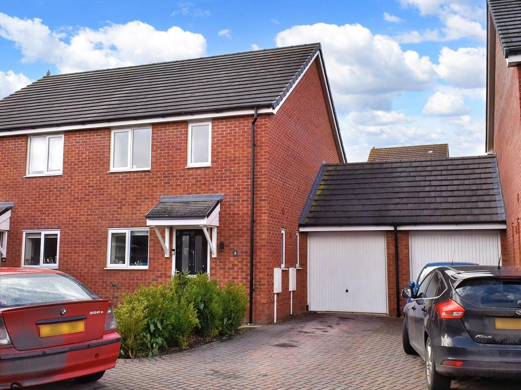 Hardy Close, Towcester, NN12 3 bed semidetached house £310,000