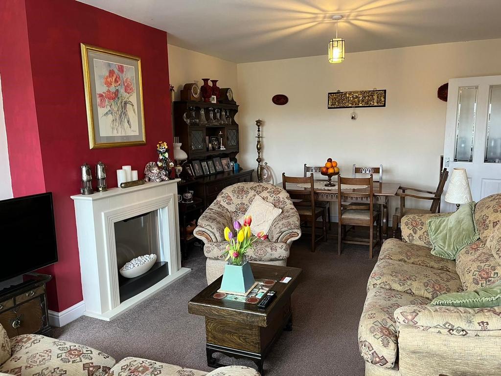 Syers Green Close, Long Buckby, Northampton NN6 7QW 2 bed semidetached