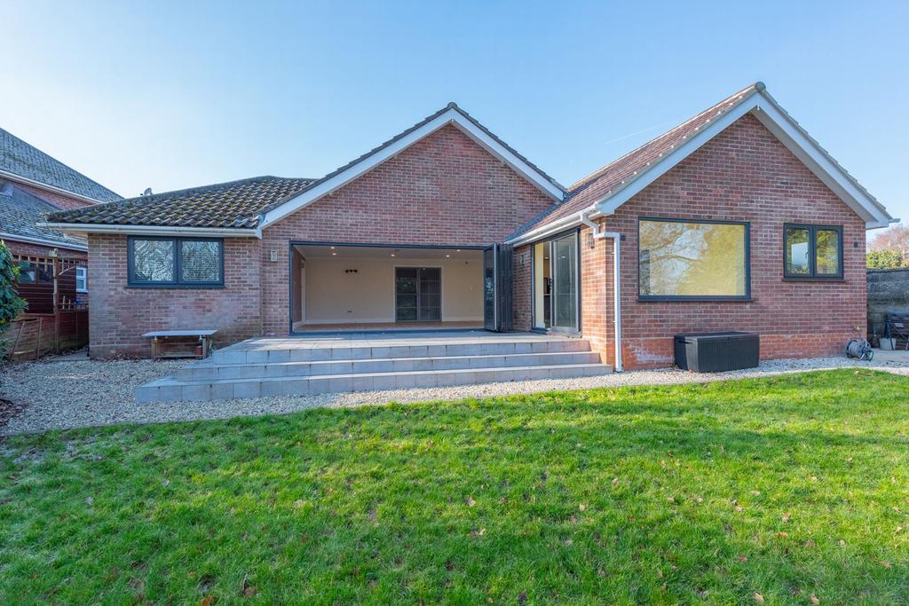 Hilder Gardens, Farnborough, GU14 4 bed detached house £3,500 pcm (£808 pw)