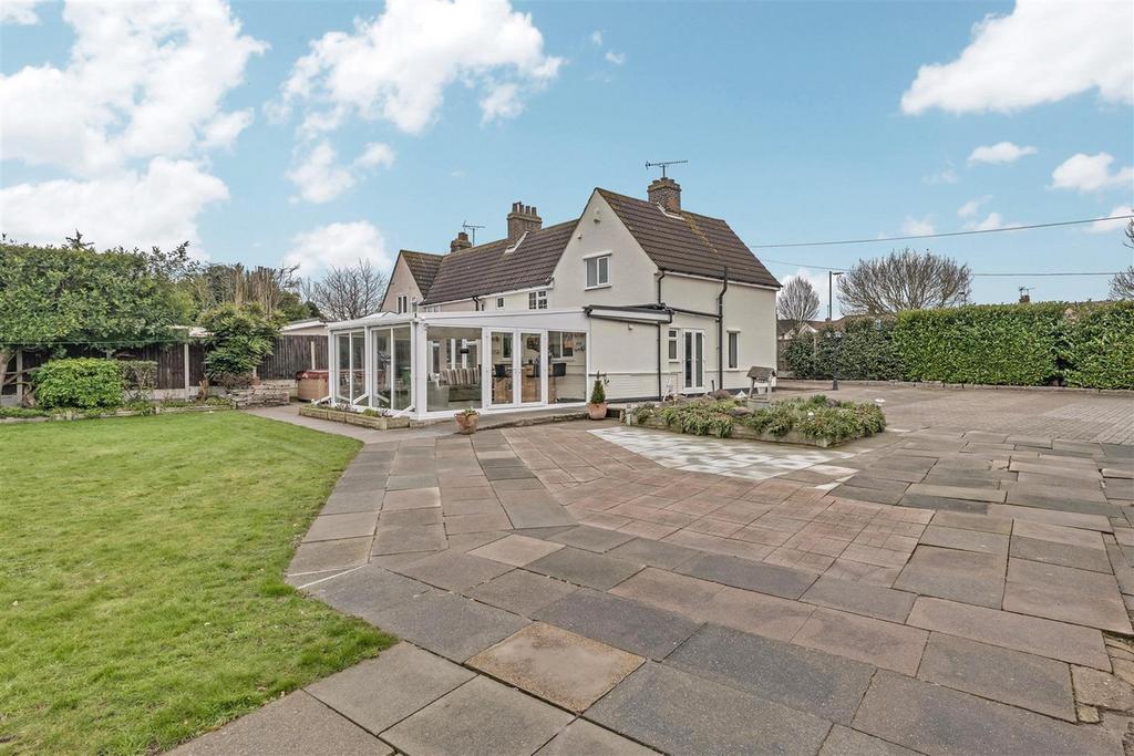Prince Avenue, Westcliffonsea, SS0 5 bed semidetached house for sale