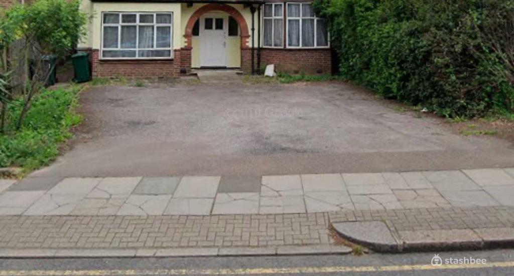 Hendon Lane, London N3 Parking to rent £132 pcm (£30 pw)