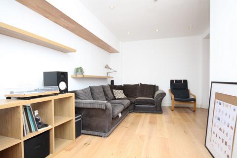3 bedroom flat to rent, Freegrove Road, Islington, N7