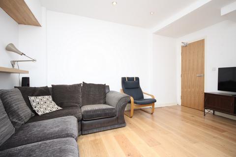 3 bedroom flat to rent, Freegrove Road, Islington, N7