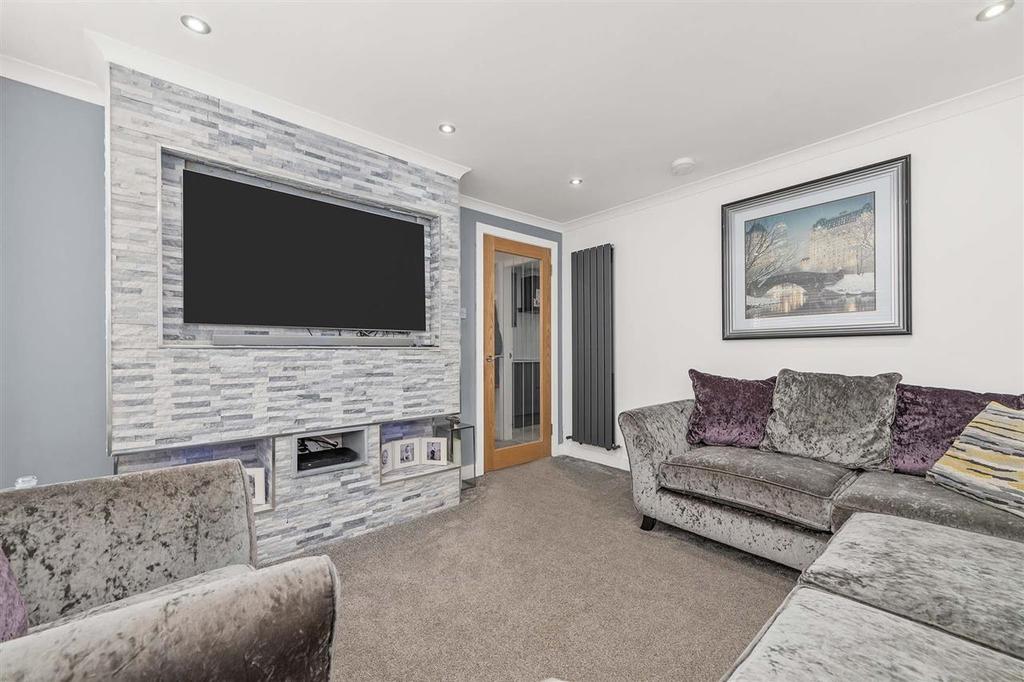 Afton Court, Stirling 3 bed end of terrace house £1,000 pcm (£231 pw)