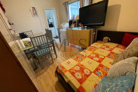 2 bedroom flat for sale, Victoria Road, Southall, UB2