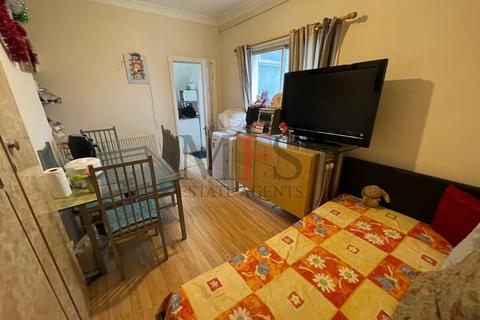 2 bedroom flat for sale, Victoria Road, Southall, UB2