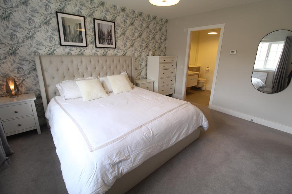 Master Bedroom − 04