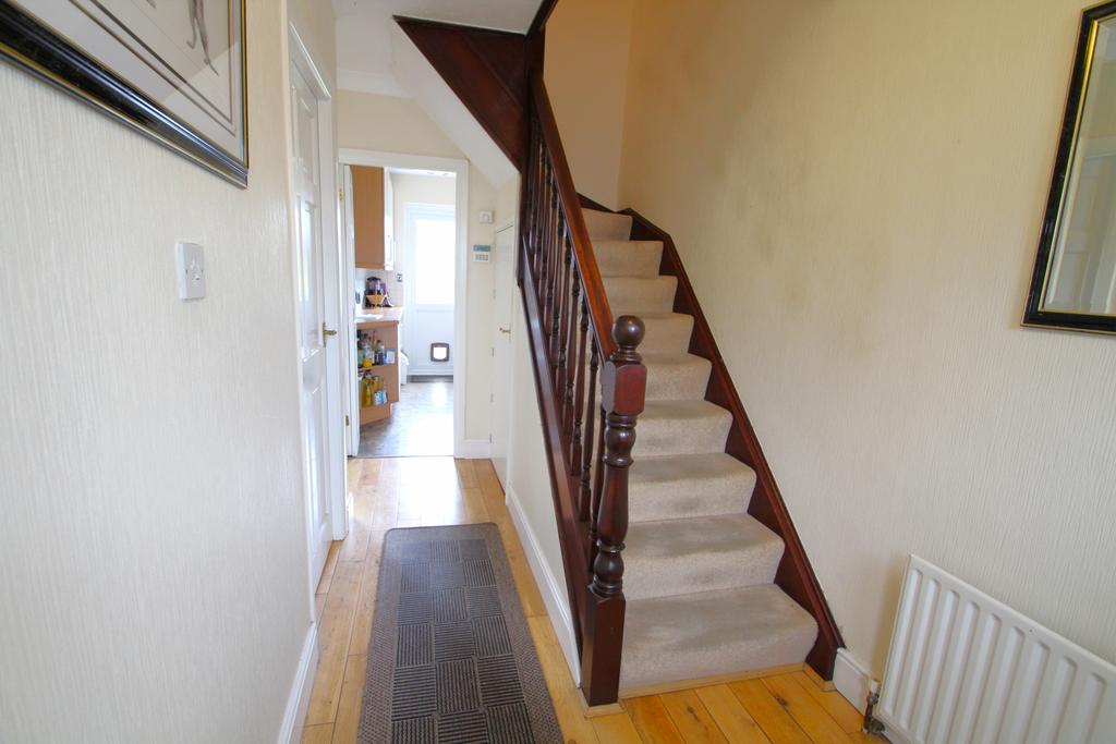 Highland Avenue, Loughton 3 bed semidetached house £650,000