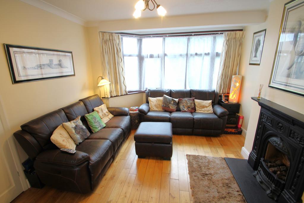 Highland Avenue, Loughton 3 bed semidetached house £650,000