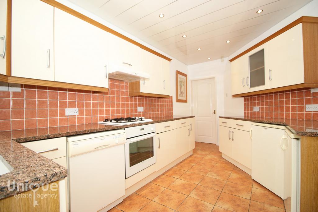Elmwood Drive, ThorntonCleveleys, FY5 2 bed semidetached house £162,500
