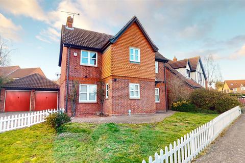4 bedroom detached house for sale, Yew Close, STEEPLEVIEW, Laindon, Essex, SS15