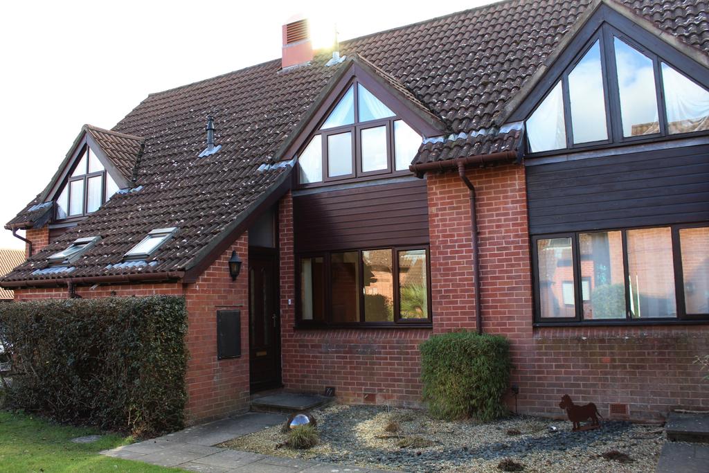 Saffron Drive, Hoburne Farm... 2 bed terraced house £1,200 pcm (£277 pw)