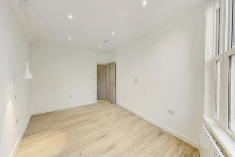 2 bedroom flat to rent, Bushey Grove Road, Bushey, WD23