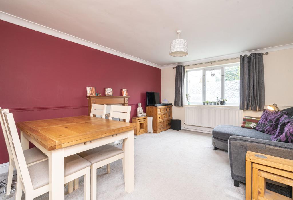 Frances Court, Soulbury Road... 2 bed apartment £200,000