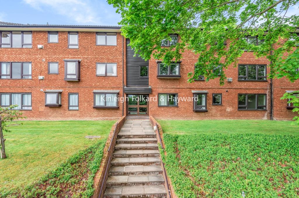 Whitehaven Close Bromley BR2 2 bed apartment £1,600 pcm (£369 pw)