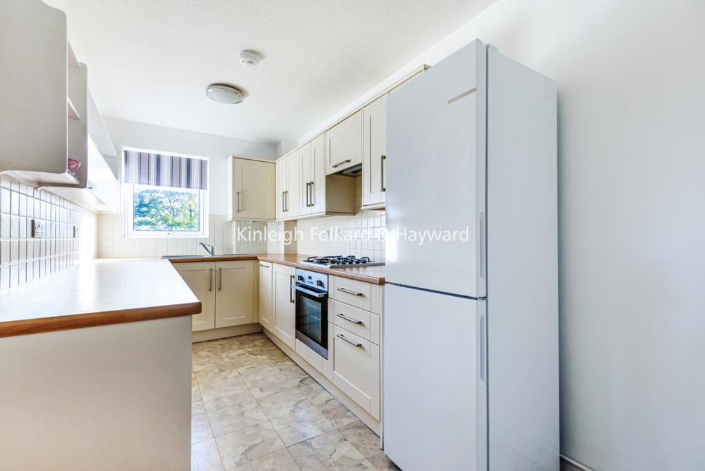 Whitehaven Close Bromley BR2 2 bed apartment £1,600 pcm (£369 pw)