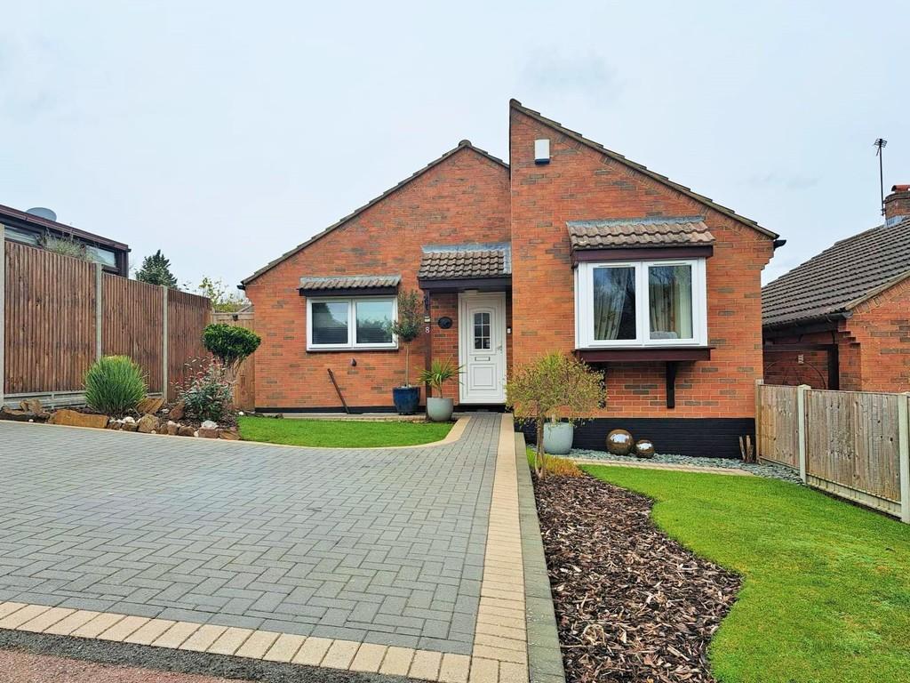 Lingfield Gardens, Old Coulsdon 2 bed detached bungalow £545,000