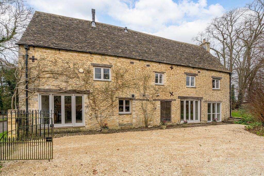Norton, Malmesbury 4 bed barn conversion £3,500 pcm (£808 pw)