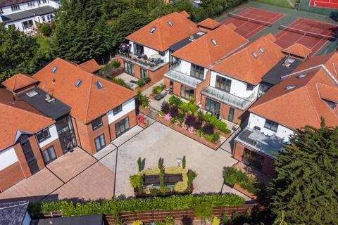 3 bedroom flat to rent, Eden Avenue, Chigwell