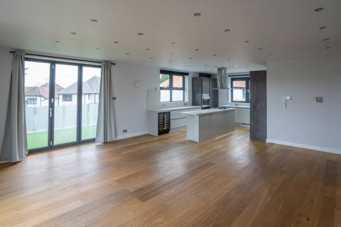 3 bedroom flat to rent, Eden Avenue, Chigwell