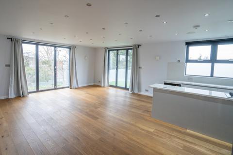 3 bedroom flat to rent, Eden Avenue, Chigwell
