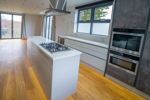 3 bedroom flat to rent, Eden Avenue, Chigwell