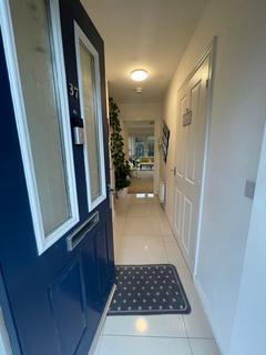 3 bedroom semi-detached house to rent, Hexagon Close, Manchester