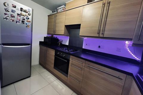 3 bedroom semi-detached house to rent, Hexagon Close, Manchester