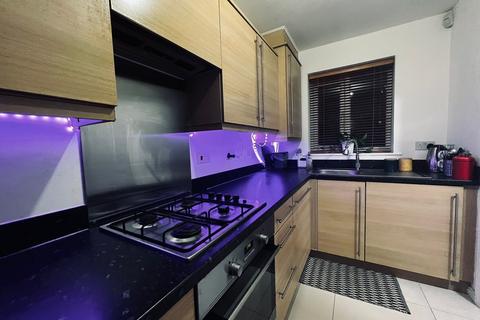 3 bedroom semi-detached house to rent, Hexagon Close, Manchester