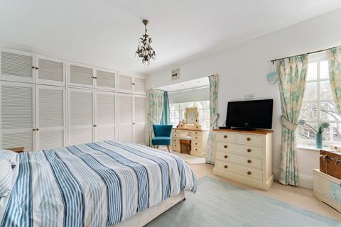 25 Woodcote Road, London, E11 2QB