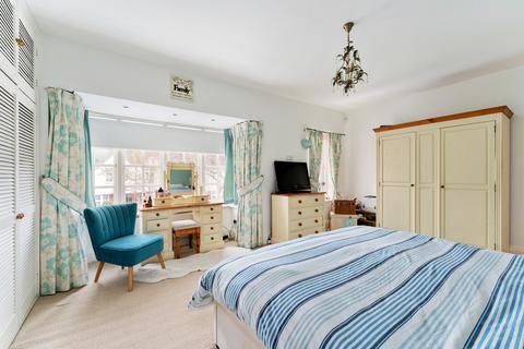 25 Woodcote Road, London, E11 2QB