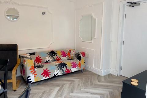 6 bedroom terraced house to rent, Oak Tree Lane, Selly Oak, Birmingham, B29 6HX