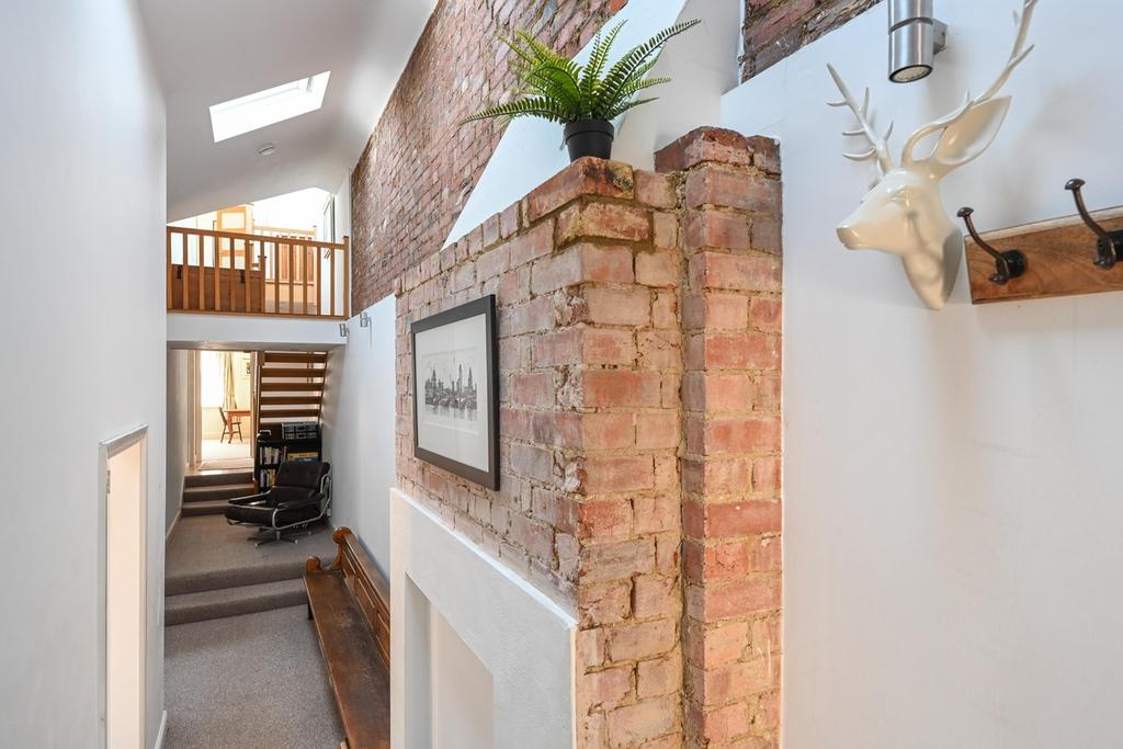 Holstein Avenue, Weybridge, KT13 3 bed apartment £1,850 pcm (£427 pw)