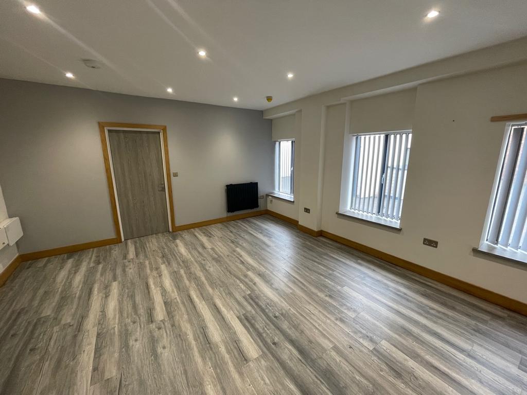 WORDSLEY High Street (Wordsley) 2 bed apartment £700 pcm (£162 pw)