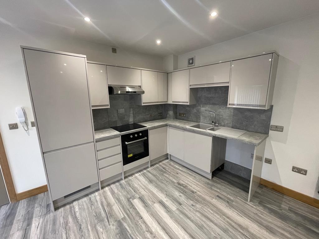 WORDSLEY High Street (Wordsley) 2 bed apartment £700 pcm (£162 pw)