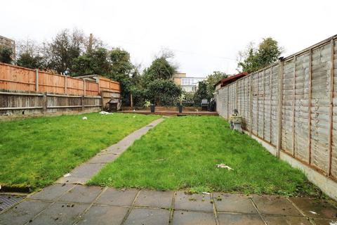 2 bedroom semi-detached house to rent, Dunley Drive, New Addington, Croydon