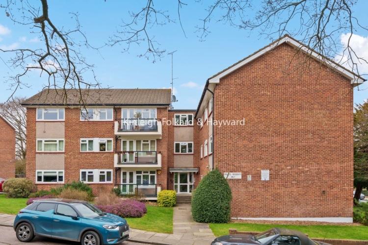 Holders Hill Road London NW4 3 bed apartment £2,250 pcm (£519 pw)