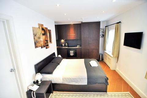 Studio to rent, Fulham Palace Road, Hammersmith, London, W6