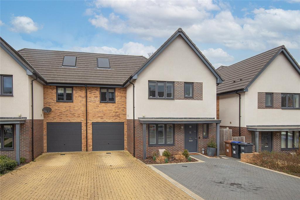 Queens Avenue, Welwyn Garden City... 3 bed link detached house £650,000