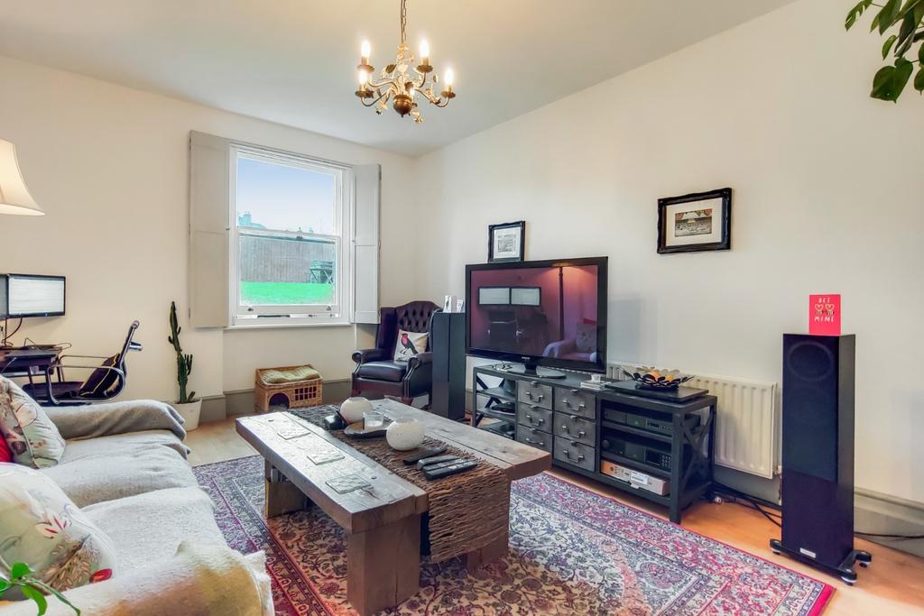 Wickham Road, London, Greater London... 1 bed flat £1,500 pcm (£346 pw)