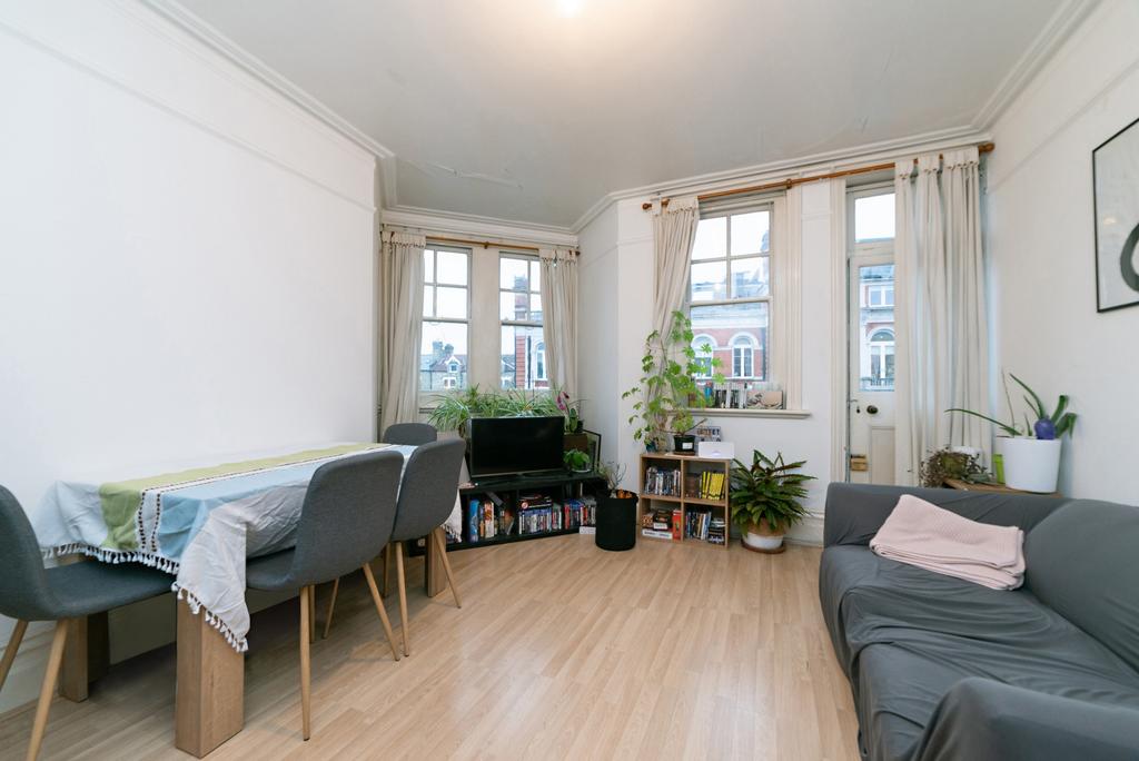Huguenot Mansions, Huguenot Place... 3 bed apartment £2,550 pcm (£588 pw)