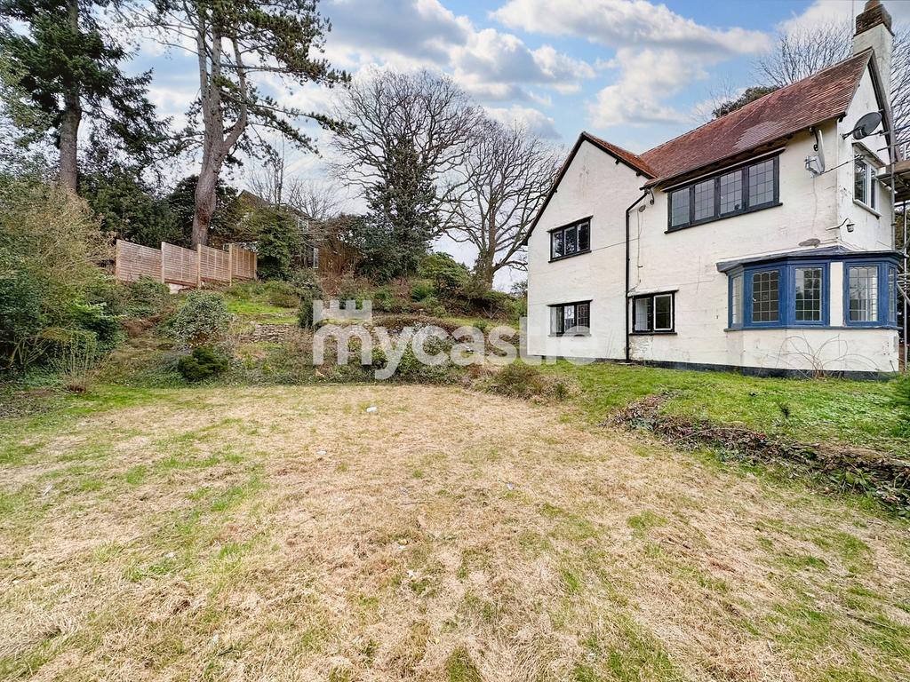 White Rose Lane, Woking GU22 4 bed detached house £2,500 pcm (£577 pw)