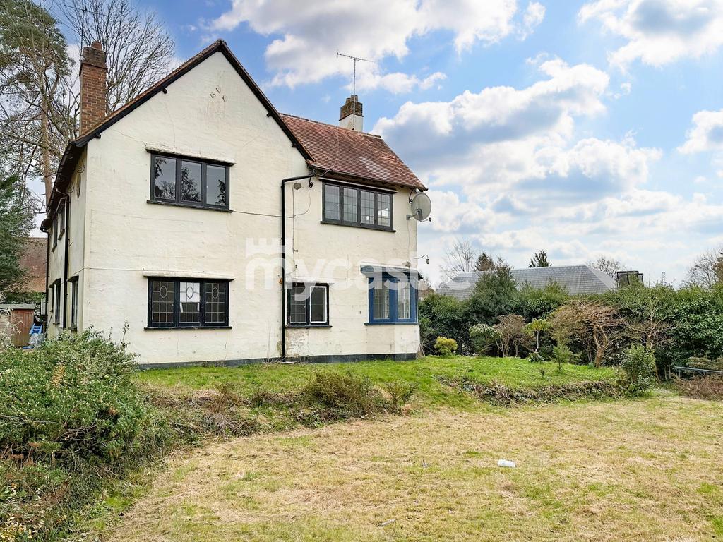 White Rose Lane, Woking GU22 4 bed detached house £2,500 pcm (£577 pw)