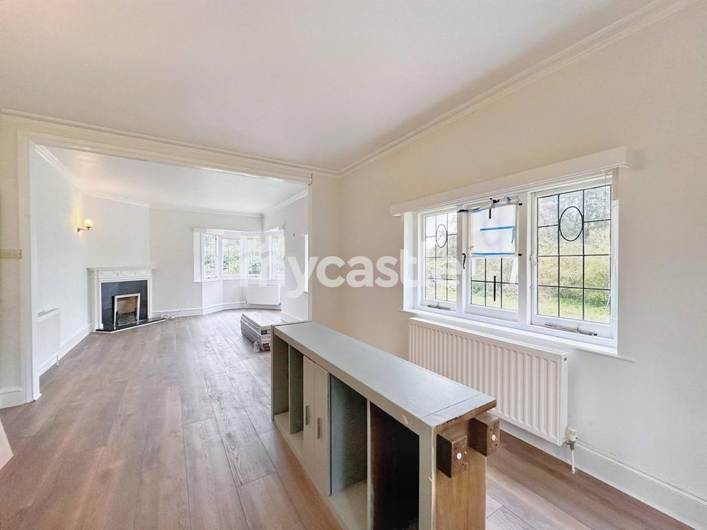 White Rose Lane, Woking GU22 4 bed detached house £2,500 pcm (£577 pw)